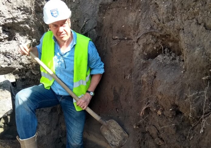 Vergroot de foto: Foto van Michiel Bartels met schep