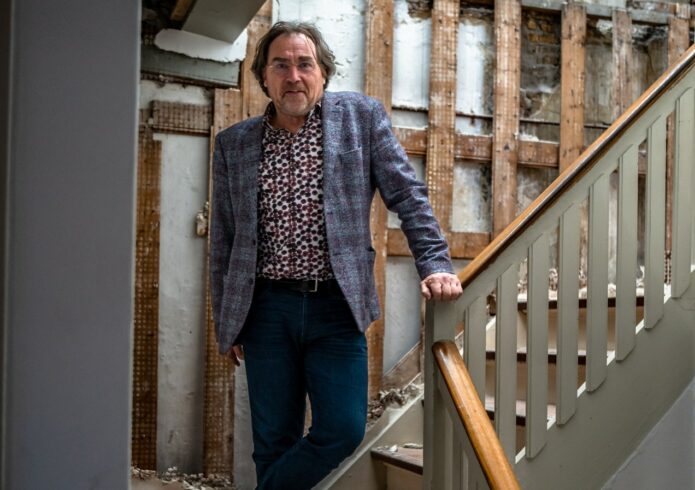 Vergroot de foto: Ad Geerdink op trap in leeg museumgebouw