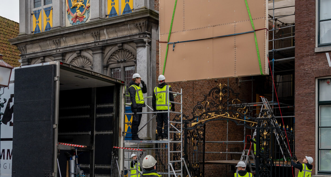 Schutterstuk wordt over museumhek getakeld