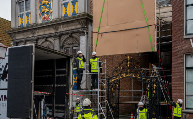 Schutterstuk wordt over museumhek getakeld