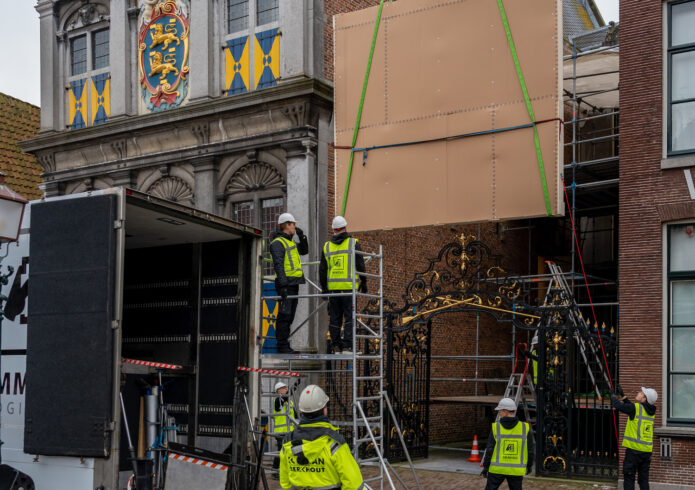Vergroot de foto: Schutterstuk wordt over museumhek getakeld