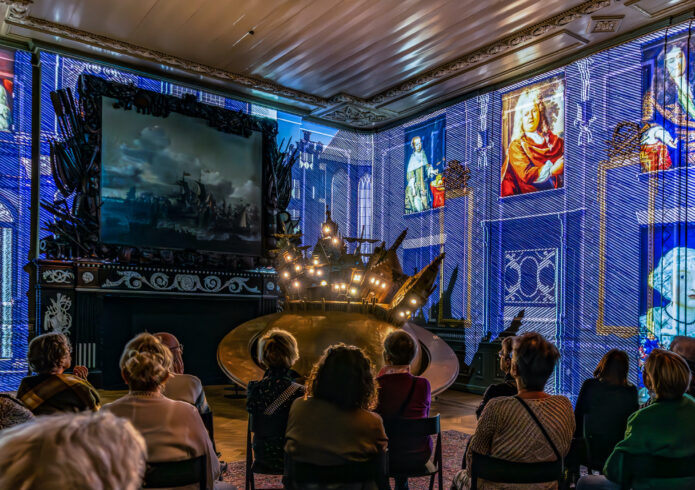 Zittend publiek kijkt naar multimediashow Ontdek het verhaal van Hoorn, foto Benno Ellerbroek