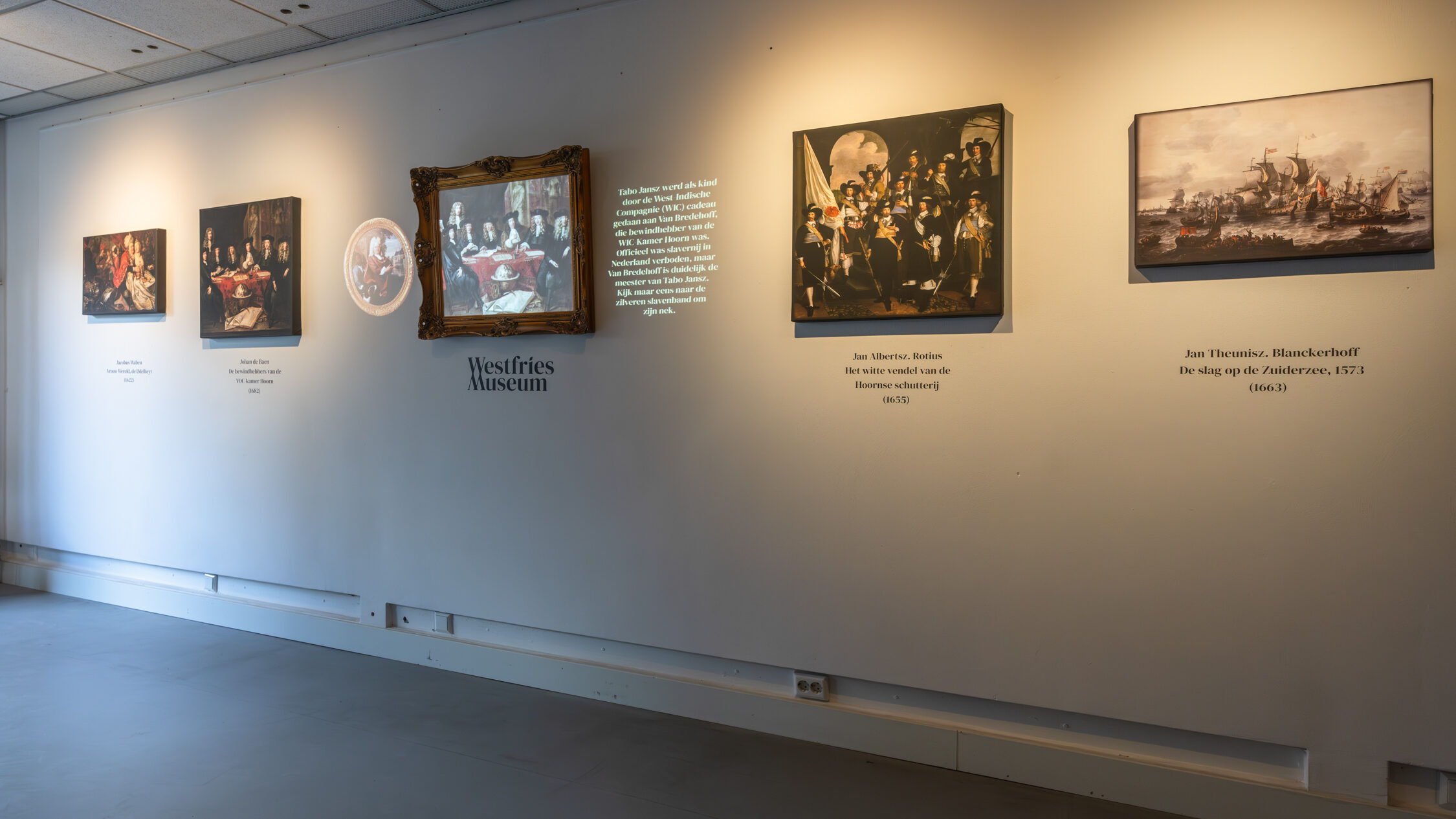 Overzicht van mini-expo in Grand Cafe Turf met 4 schilderijen en 1 geanimeerd schilderij