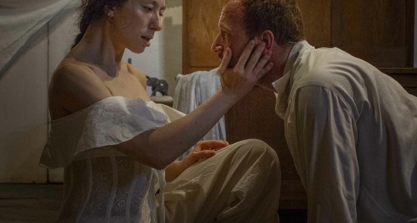 Scene uit Val van Hercules met persoon met handen om gezicht andere persoon