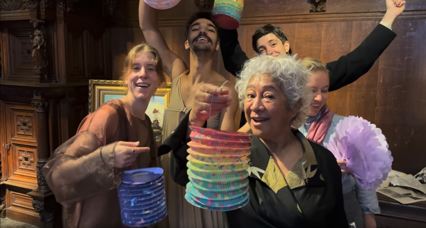 Danstheater van De val van Hercules met lampionnen in museum