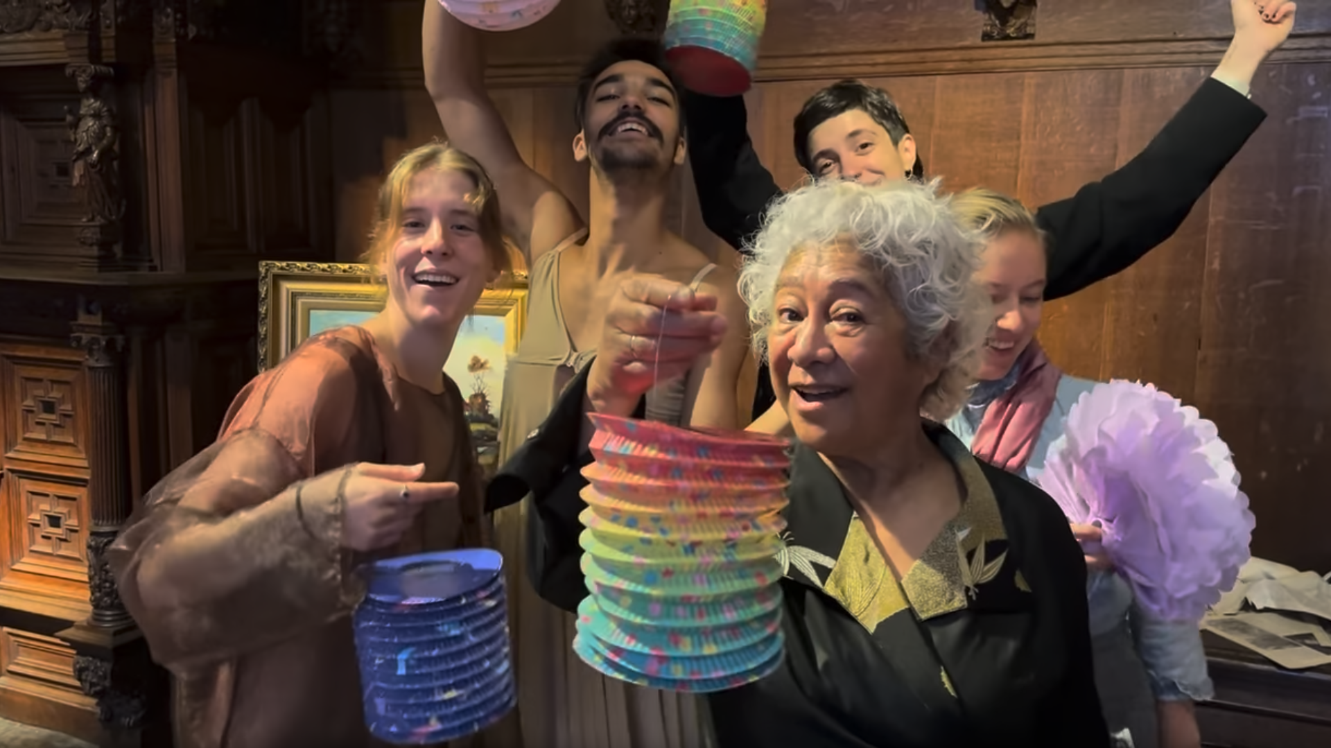 Danstheater van De val van Hercules met lampionnen in museum