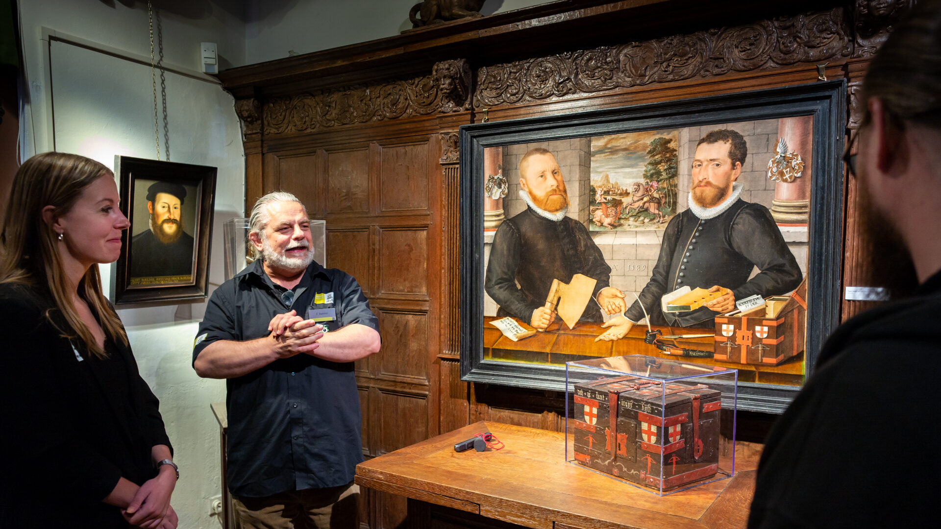 Eugene Bakker naast schilderij met 2 andere personen