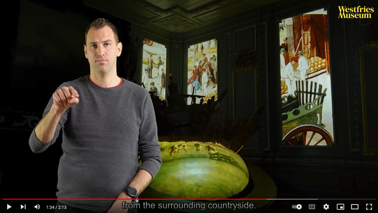 persoon beschrijft geprojecteerd beeld in gebarentaal