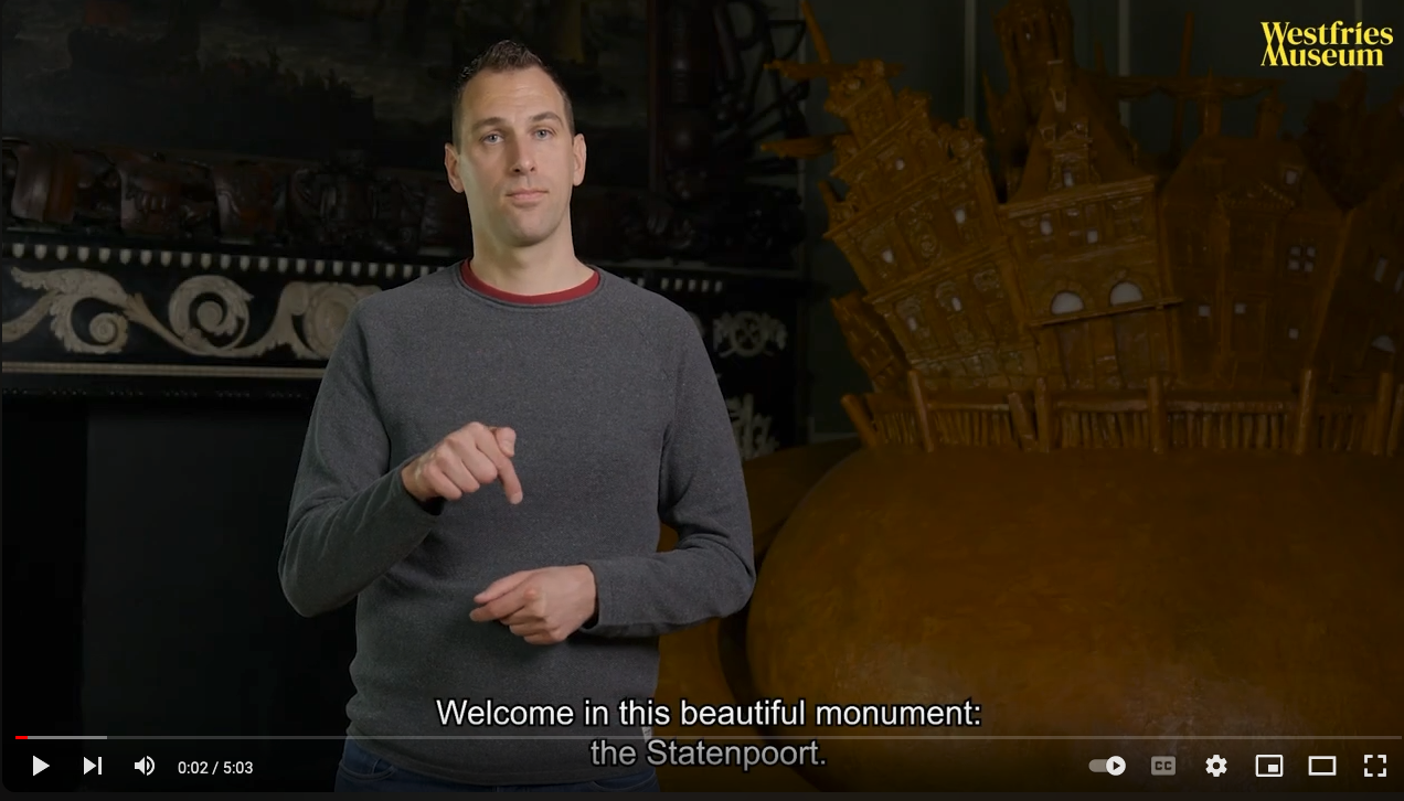 persoon beschrijft geprojecteerd beeld in gebarentaal