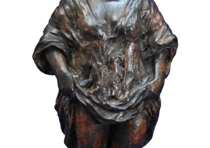 Badende dame met opgetrokken jurk in brons