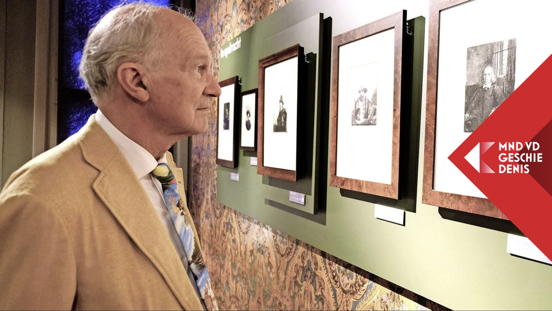 Persoon kijkt naar ingelijst kunstwerk