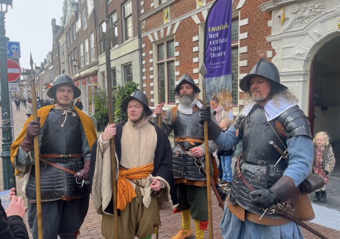 Soldaten met speren voor buiten voor witte stenen poort
